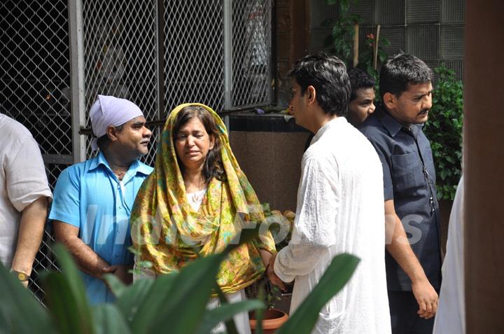 Chitra Singh at Funeral of Legendery Gazal Singer 'Jagjit Singh' at Chandanwadi Crematorium, Mumbai