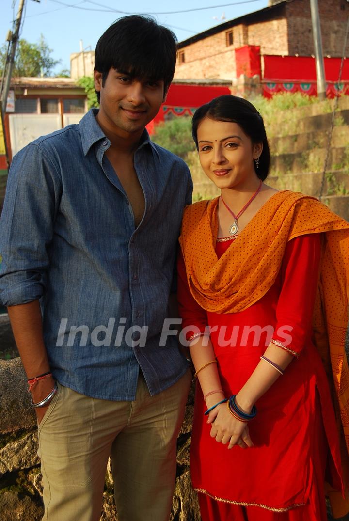 Shrenu Parikh as Aastha and Kunal Verma as Atharva