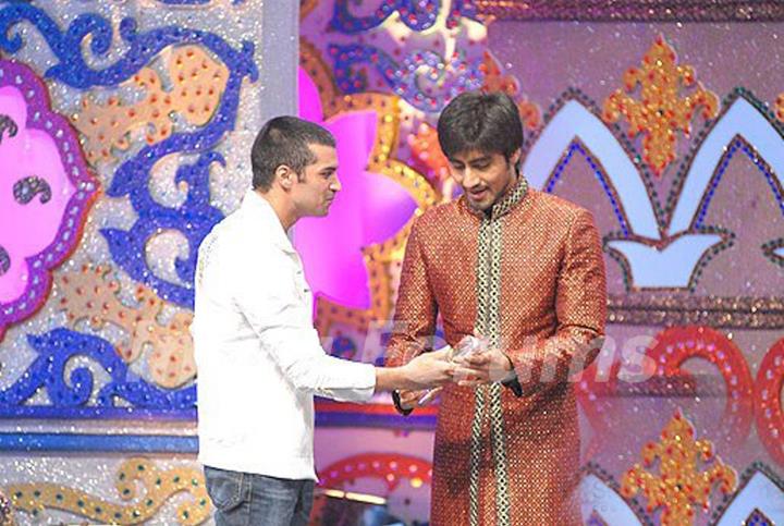 Harshad Chopra getting Favourate Naya Sadaysa Award in SPA 08