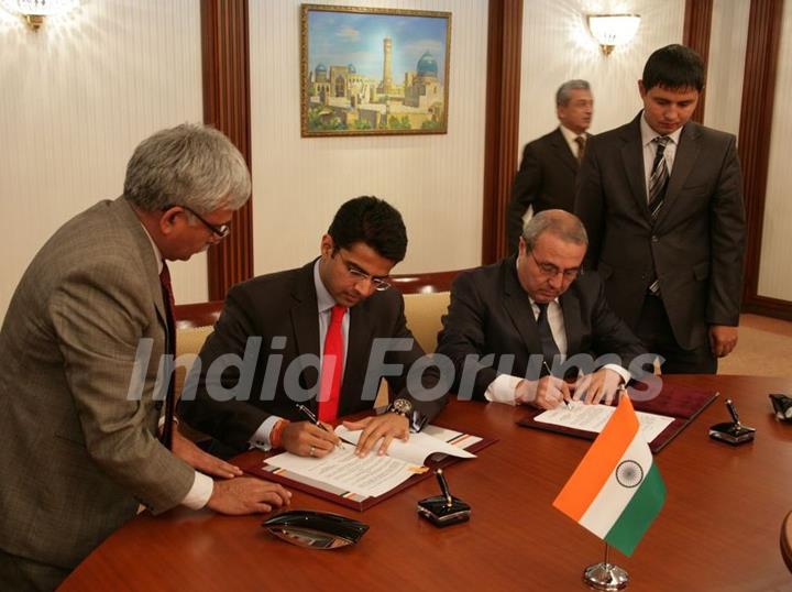 Sachin Pilot, Hon'ble Minister of State for Communications & IT, Government of India signing Joint Agreement with Kh. Mukhitdinov, Director General, Uzbek Agency of Communication & Information between Ministry of Communications & Information .