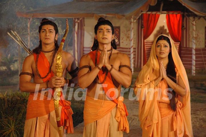 Ram, Sita, and Lakshman pray to the Gods after Ravan's death