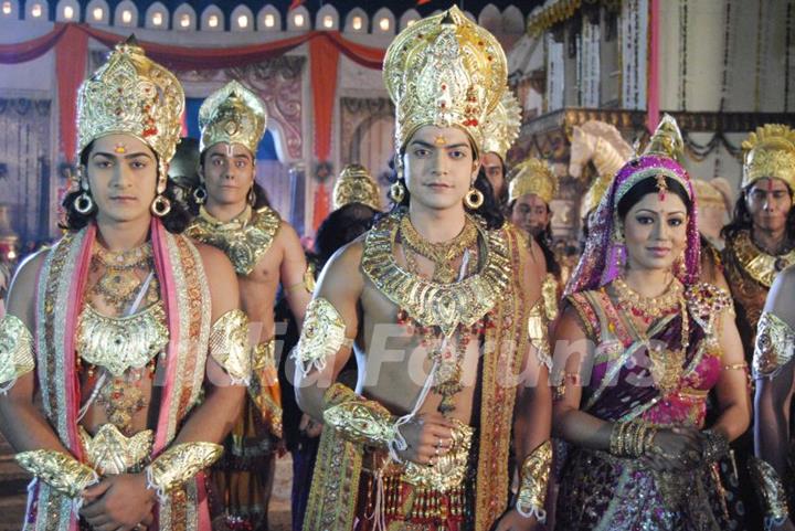 Ram, Lakshman, and Sita return to Ayodhya after 14 year vanvaas