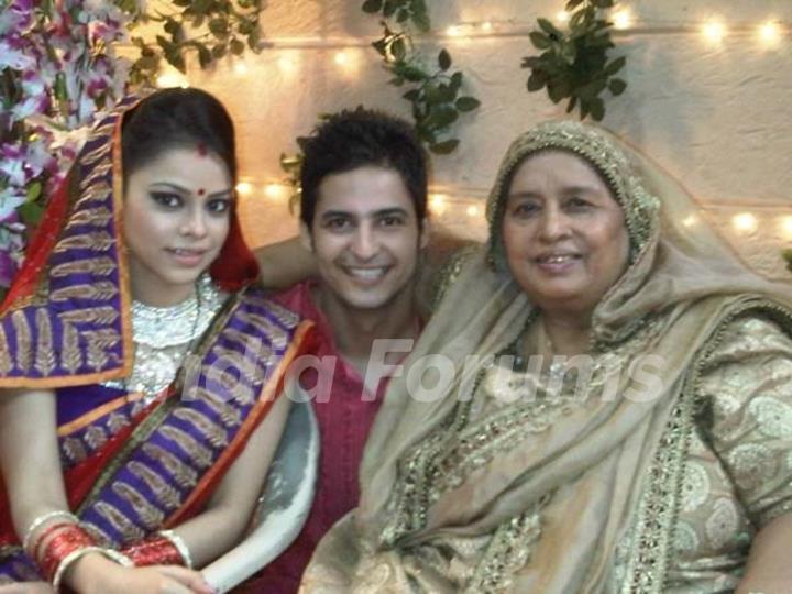 Sumona and Mohit with Dadi in Bade Acche Laggte Hai