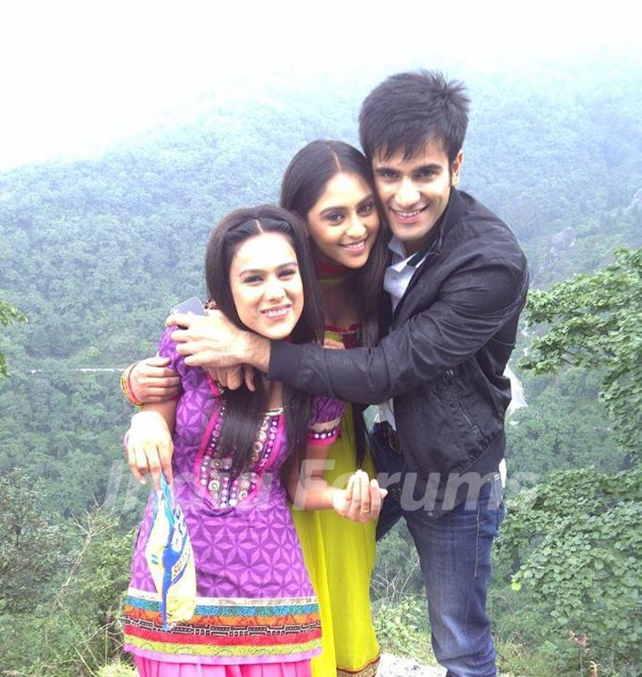 Karan, Nia and Krystle in Ek Hazaaron Mein Meri Behna Hain