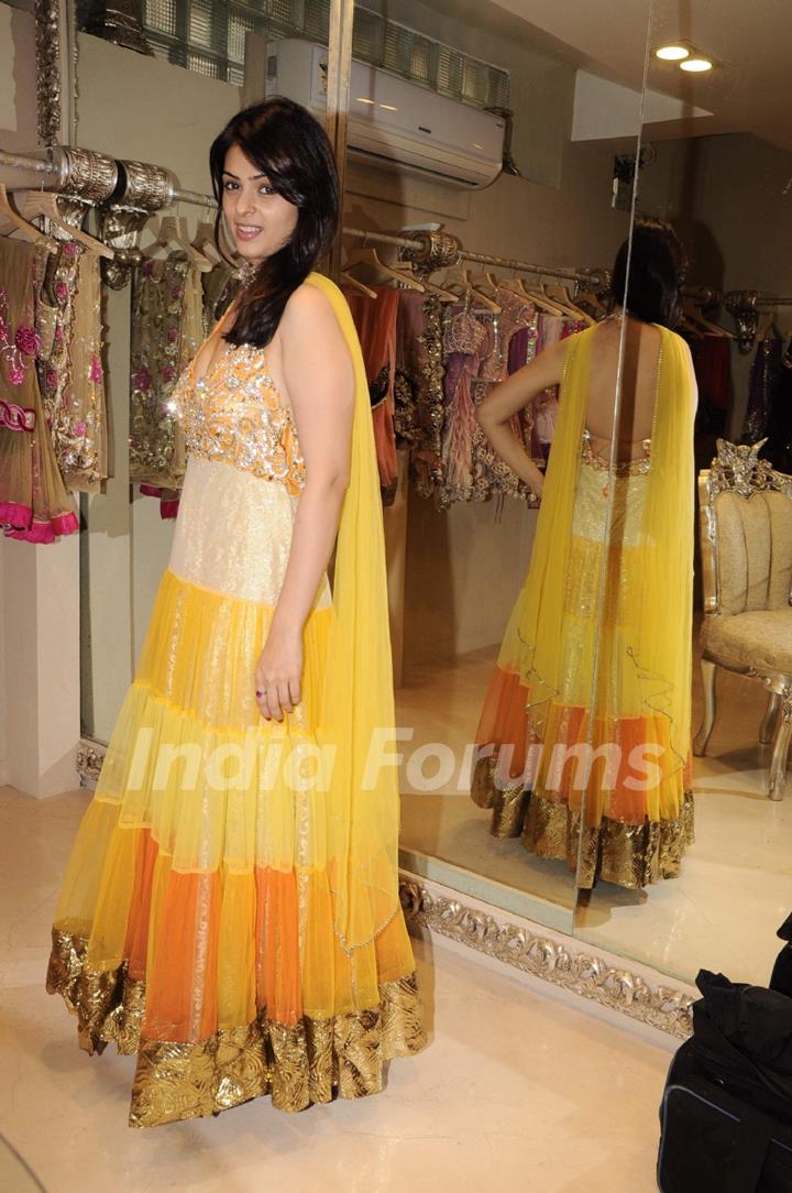 Anjana Sukhani shopping at Archana Kochhar Store at Juhu