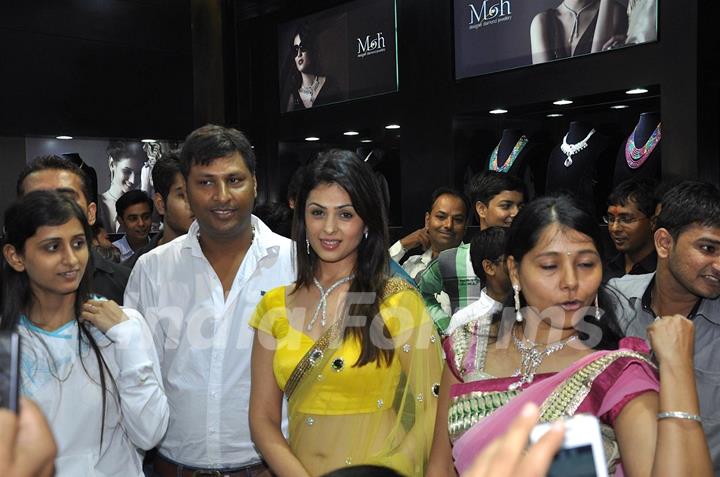 Anjana Sukhani inaugurates Jewelry Store Arihant Gems and Jewelry Pvt. Ltd. in Surat