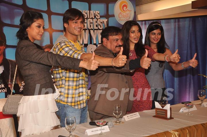 Vivek Oberoi, Tanushree, Sayali and Sophie at the announcement of Country Club's New Year 2012 Press