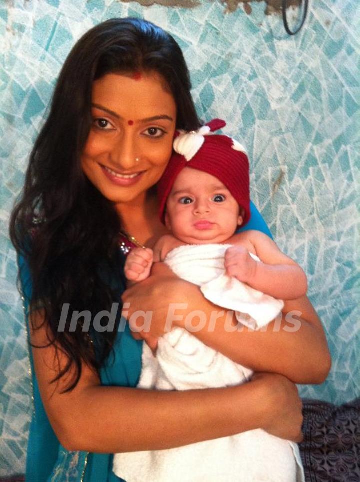 Aalika with baby on Pratigya set