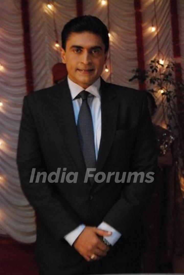 Mohnish Behl as Dr. Ashutosh