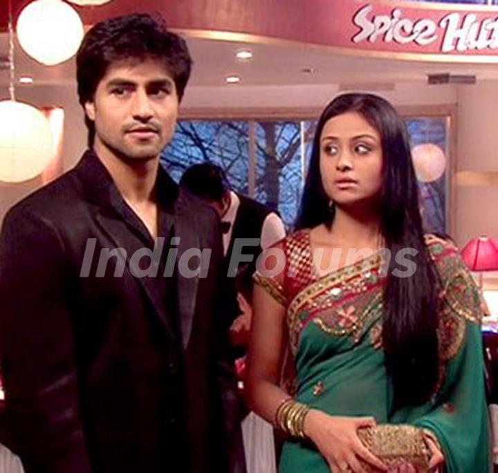 Harshad and Anupriya in a Still from Tere Liye