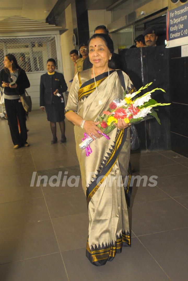 Asha Bhosle arrived from London after attending the Asian awards function at Chatrapati Shivaji