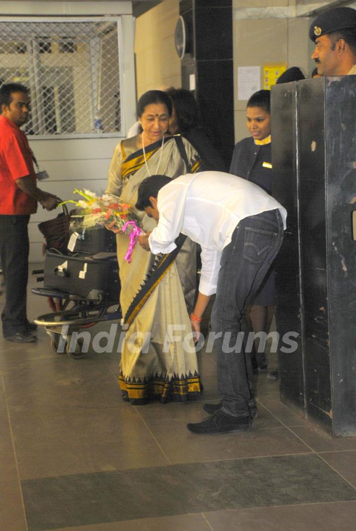 Asha Bhosle arrived from London after attending the Asian awards function at Chatrapati Shivaji Inte