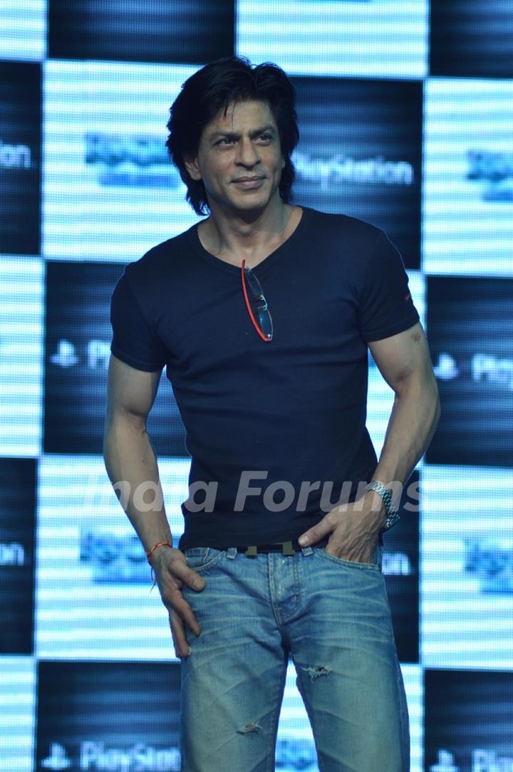 Shah Rukh Khan promotes their film Ra.One at Inorbit Mall in Malad, Mumbai