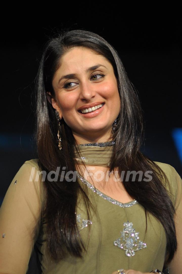 Kareena Kapoor promotes their film Ra.One at Inorbit Mall in Malad, Mumbai