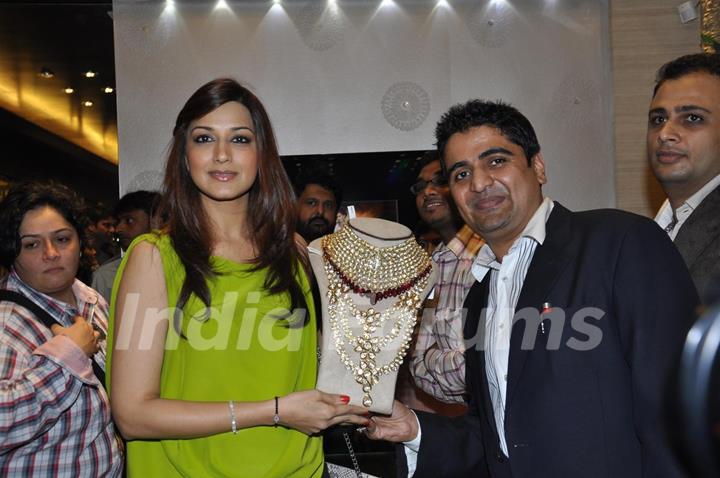 Sonali Bendre unveils the premium jewellery lounge Fine Jewellery