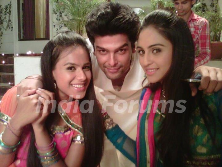 Nia, Kushal and Krystle of Ek Hazaaron Mein Meri Behna Hain celebrating Diwali