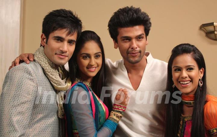 Nia, Kushal, Karan and Krystle of Ek Hazaaron Mein Meri Behna Hain celebrating Diwali