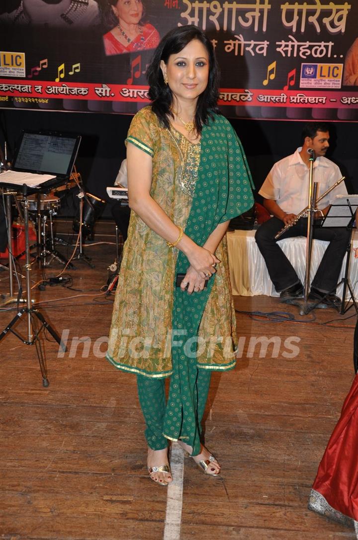 Kishori Shahane at felicitation and musical program of 'Asha Parekh Sangeet Rajani' at Bhaidas Hall