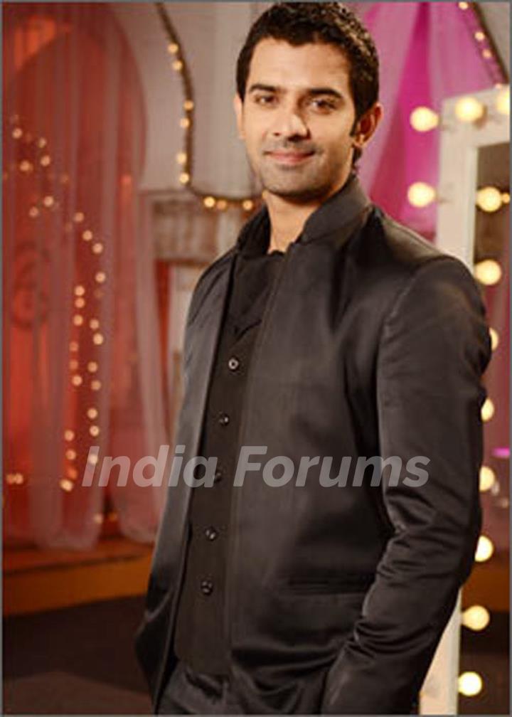 Barun Sobti as Arnav Singh Raizada