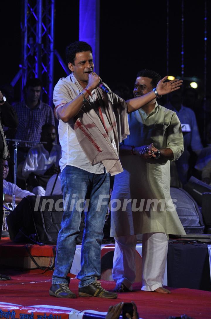 Manoj Bajpai promote film Loot at Chatt Puja celebrations at Juhu, Mumbai