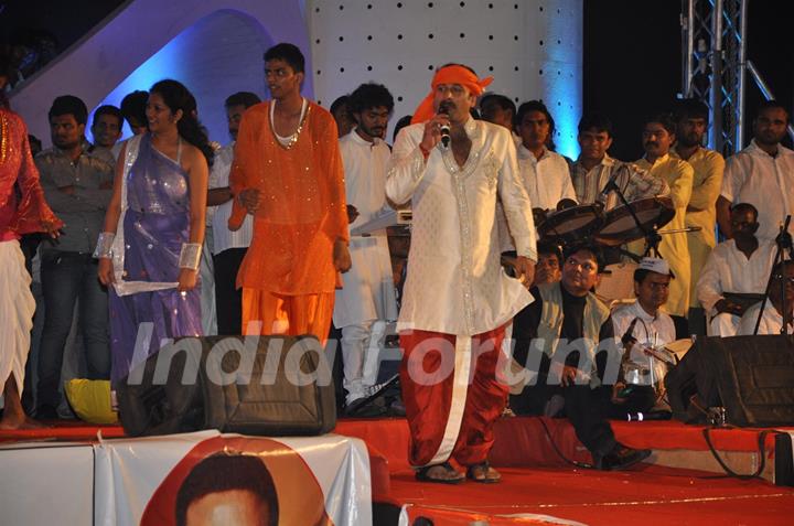 Manoj Tiwari promote film Loot at Chatt Puja celebrations at Juhu, Mumbai