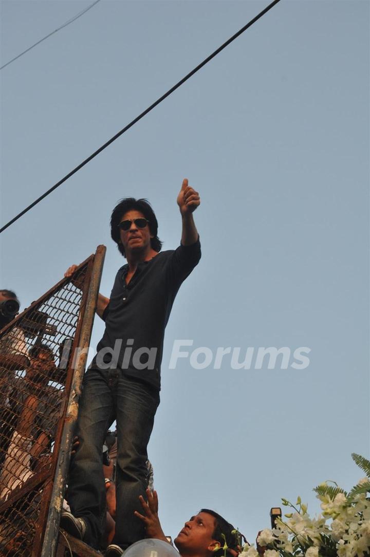 Shah Rukh Khan celebrates his 46th.Birthday with media at his bungalow Mannat