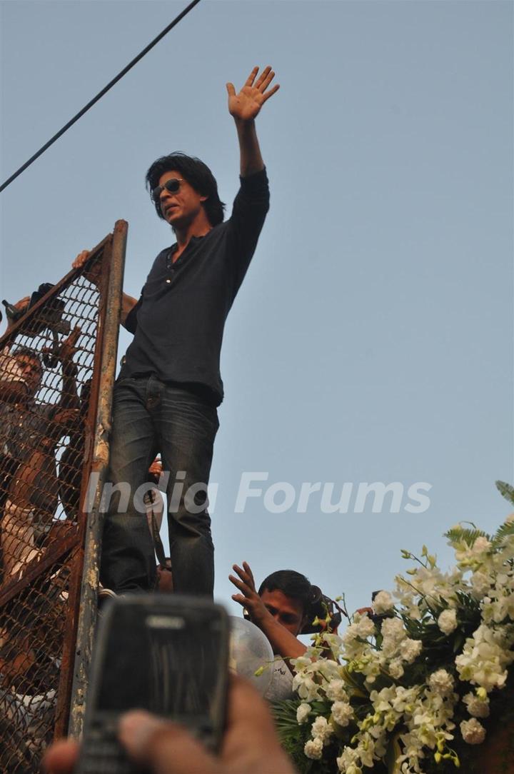 Shah Rukh Khan celebrates his 46th.Birthday with media at his bungalow Mannat