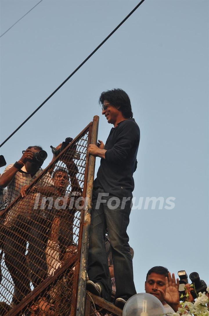 Shah Rukh Khan celebrates his 46th.Birthday with media at his bungalow Mannat