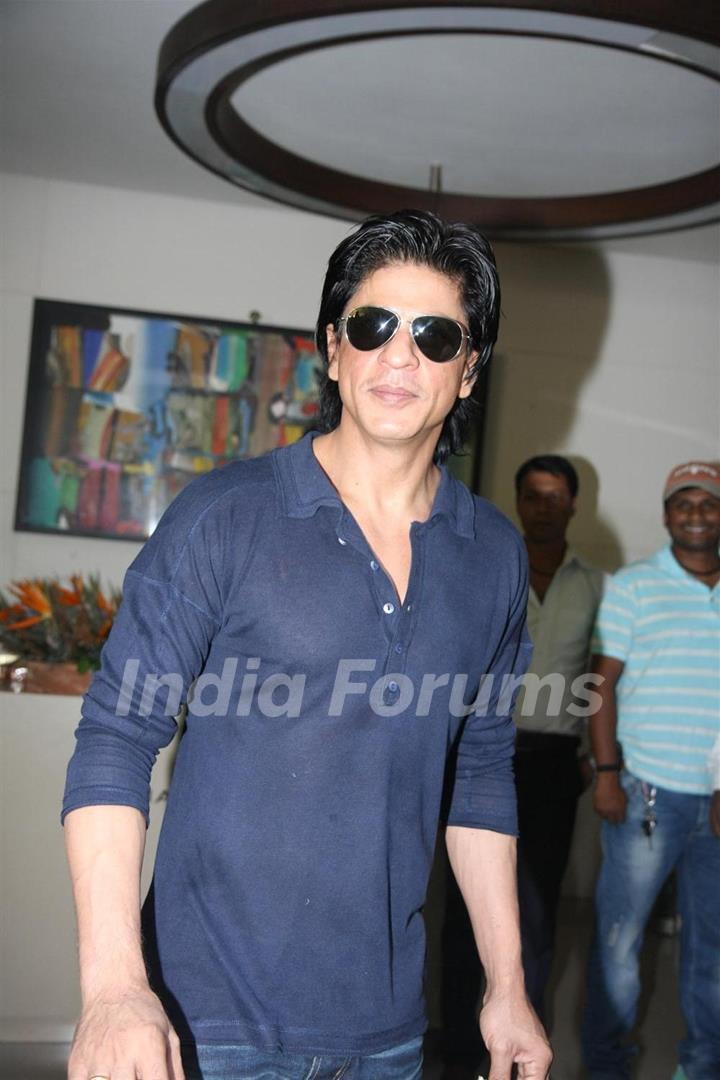 Shah Rukh Khan celebrates his 46th.Birthday with media at his bungalow Mannat