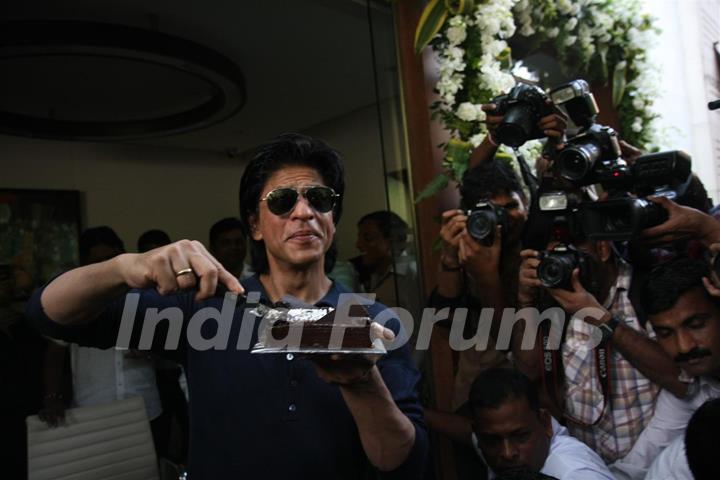 Shahrukh Khan celebrates birthday with media