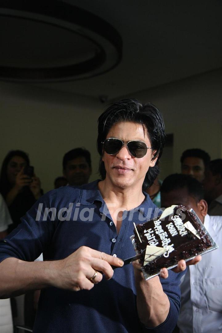 Shah Rukh Khan celebrates his 46th.Birthday with media at his bungalow Mannat