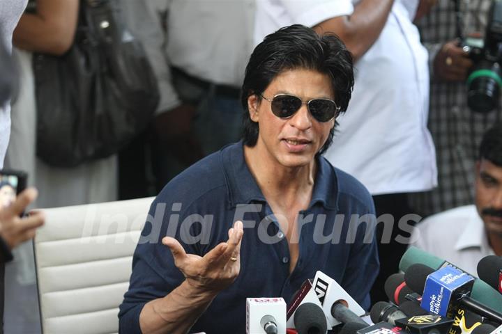 Shah Rukh Khan celebrates his 46th.Birthday with media at his bungalow Mannat