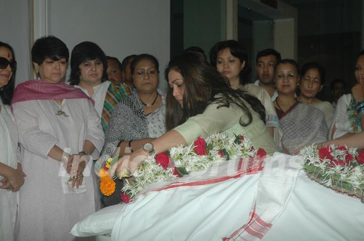 Tina Ambani at Bhupen Hazrika's pryaer meet at Kokilaben Hospital. .