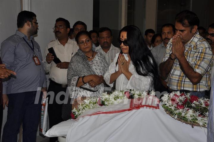 Ila Arun at Bhupen Hazrika's prayer meet at Kokilaben Hospital