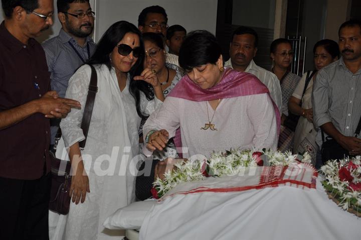 Ila Arun at Bhupen Hazrika's prayer meet at Kokilaben Hospital