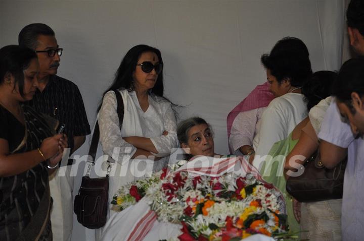 Ila Arun at Bhupen Hazrika's prayer meet at Kokilaben Hospital