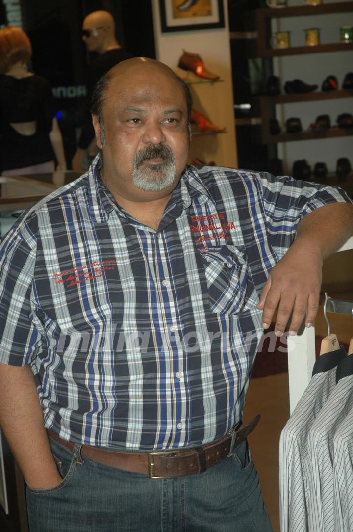 Saurabh Shukla promotes film 'Shakal Pe Mat Ja' at the Provogue Lounge, Andheri