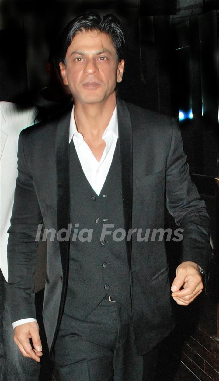 Shah Rukh Khan at Hello! Hall of Fame Awards 2011