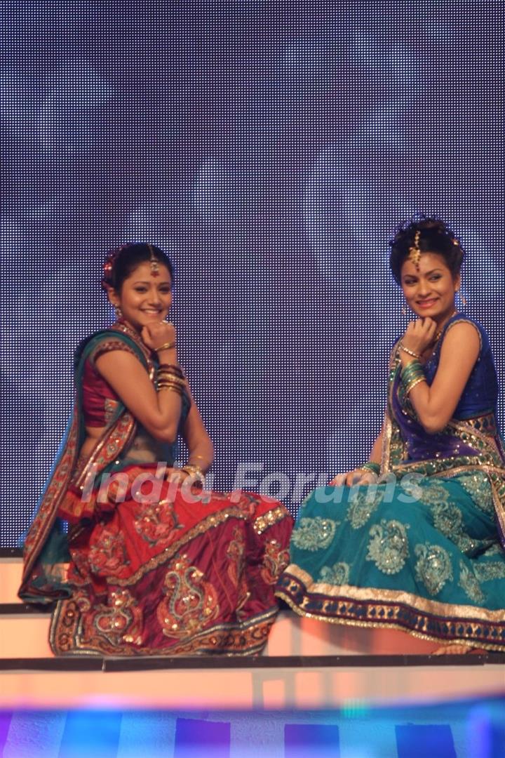 Celebs perfomed in BIG Marathi Rising Star Awards 2011