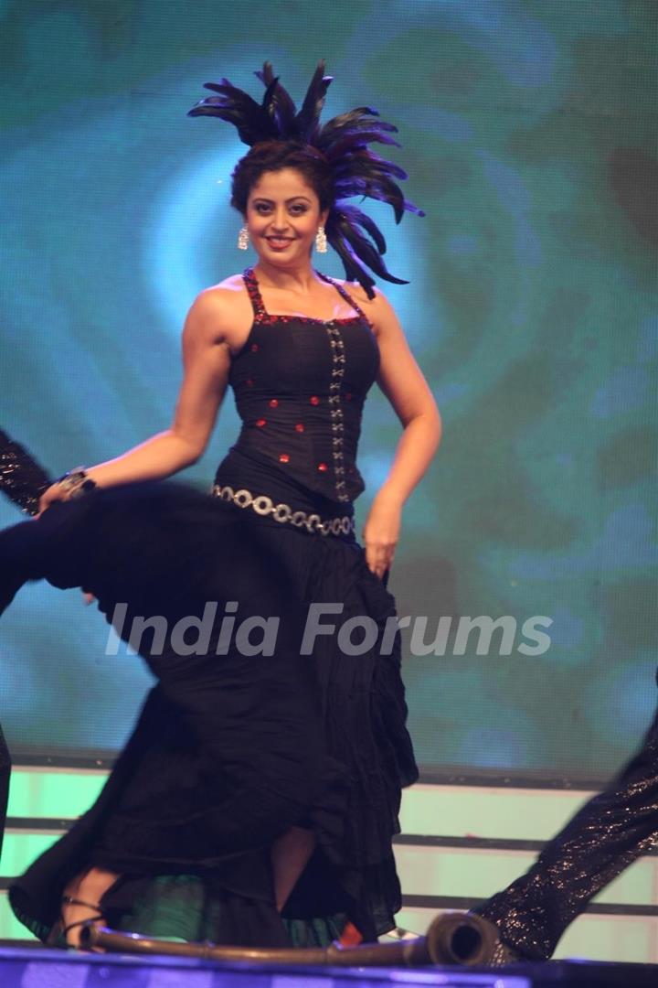 Celebs perfomance at BIG Marathi Rising Star Awards 2011