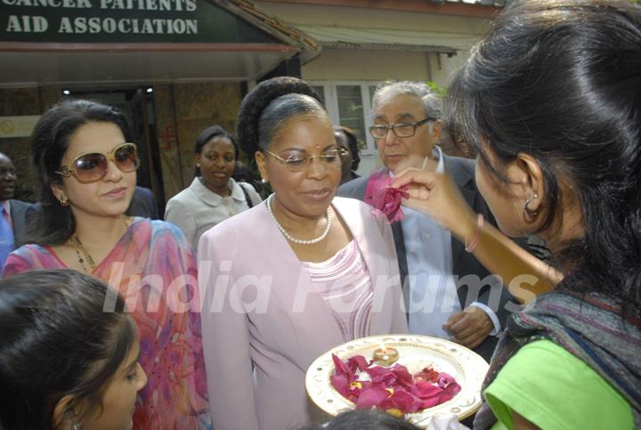 Shaina NC with the first lady of Mozambique at Parel. .