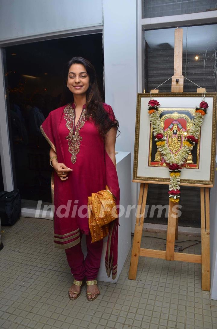 Juhi Chawla at Bharat Tripathi's art exhibition at Musuem Art Gallery. .