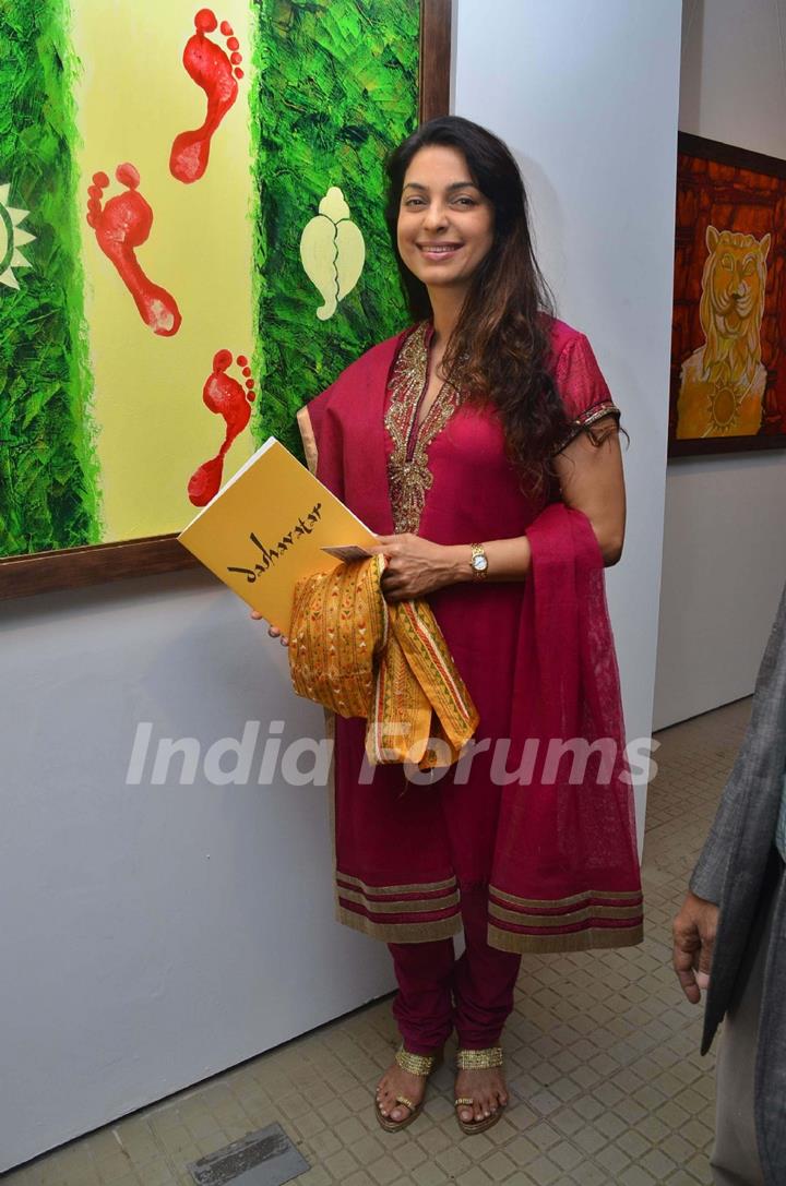 Juhi Chawla at Bharat Tripathi's art exhibition at Musuem Art Gallery. .