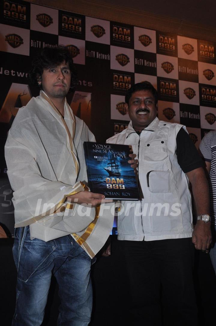 Director Sohan Roy with Sonu Niigam at press meet of 3D movie 'Dam 999' in Mumbai