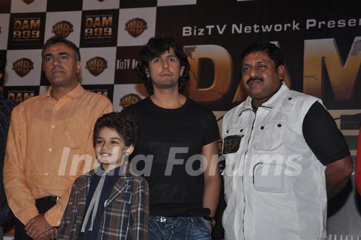 Sohan Roy with Sonu Niigam and Rajit Kapoor at press meet of 3D movie 'Dam 999' in Mumbai