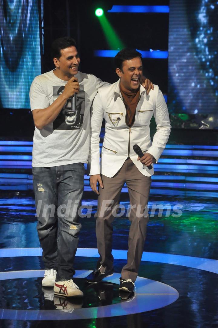 Akshay Kumar with Sumeet Raghavan on the sets of Star Ya Rockstar at Mahalaxmi