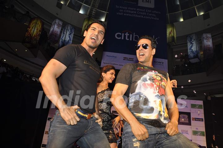 Akshay Kumar and John Abraham unveil Desi Boyz Shoppers stop clothing line at Inorbit, Mumbai