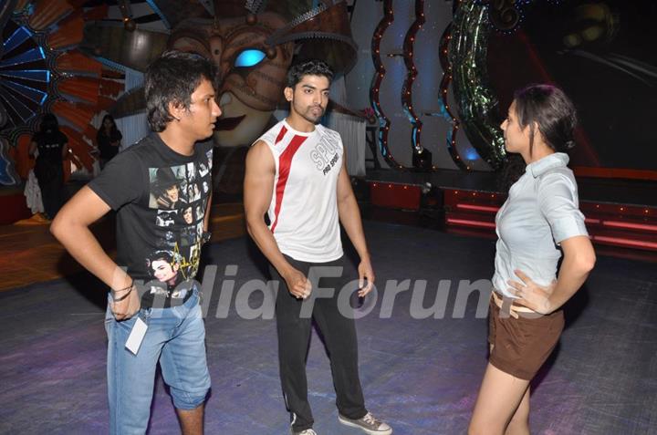 Gurmeet and Drashti Dhami practicing dance