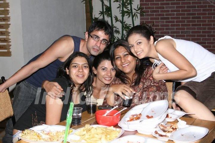 Drashti Dhami with Dill Mill Gayye cast