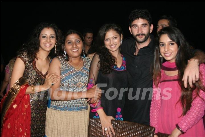 Drashti Dhami with cast of Geet